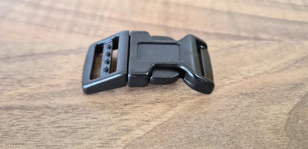 Plastový trojzubec 17 mm – prohnutá spona, černá