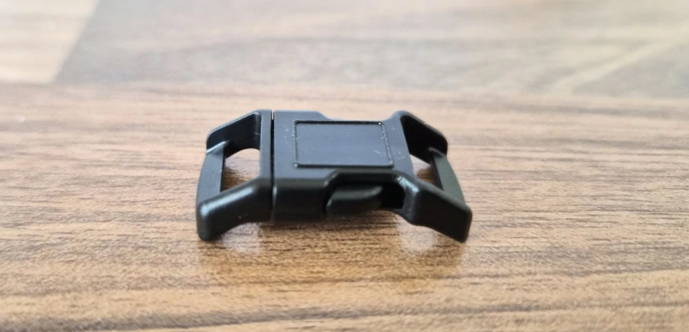 Plastový trojzubec 10 mm – prohnutá spona, černá