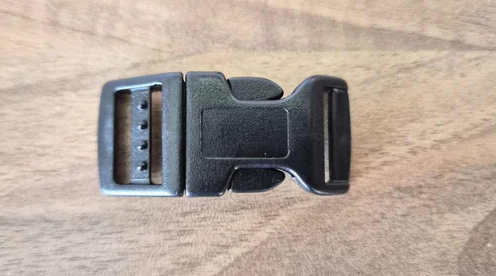 Plastový trojzubec 17 mm – prohnutá spona, černá
