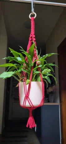 Macramé závěs na květiny – červený s korálky (ruční výroba)