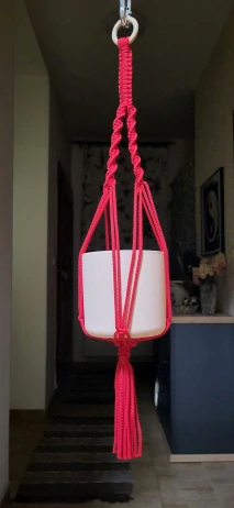 Macramé závěs na květiny – červený (ruční výroba)