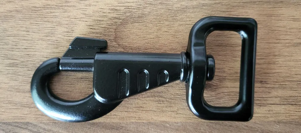 Karabina ČERNÝ LAK (popruh) - 3 velikosti