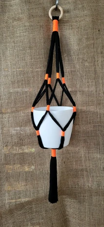 Macramé závěs na květiny – černá + oranžová (ruční výroba)