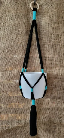 Macramé závěs na květiny – černá + modrá (ruční výroba)