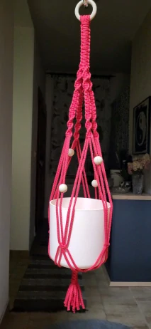 Macramé závěs na květiny – červený s korálky (ruční výroba)