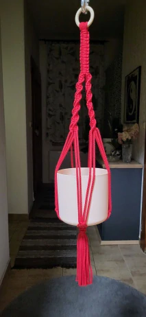 Macramé závěs na květiny – červený (ruční výroba)
