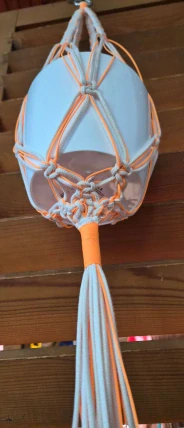 Macramé závěs na květiny – přírodní bavlna + oranžový provázek (ruční výroba)