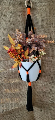 Macramé závěs na květiny – černá + oranžová (ruční výroba)