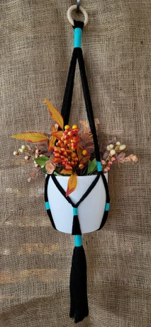 Macramé závěs na květiny – černá + modrá (ruční výroba)