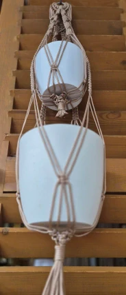 Macramé závěs na květiny – dvojitý, béžový (ruční výroba)