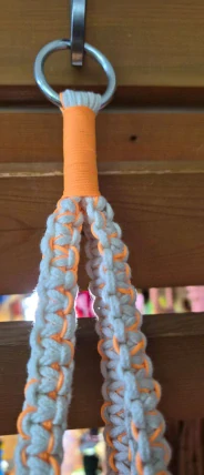 Macramé závěs na květiny – přírodní bavlna + oranžový provázek (ruční výroba)