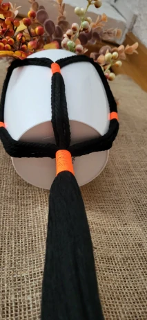 Macramé závěs na květiny – černá + oranžová (ruční výroba)