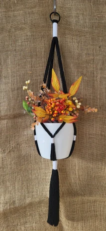 Macramé závěs na květiny – černá + bílá (jin jang, ruční výroba)