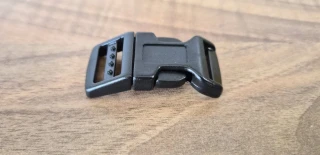 Plastový trojzubec 17 mm – prohnutá spona, černá