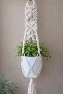 Macramé závěs na květiny – přírodní bavlna + korálky (ruční výroba)